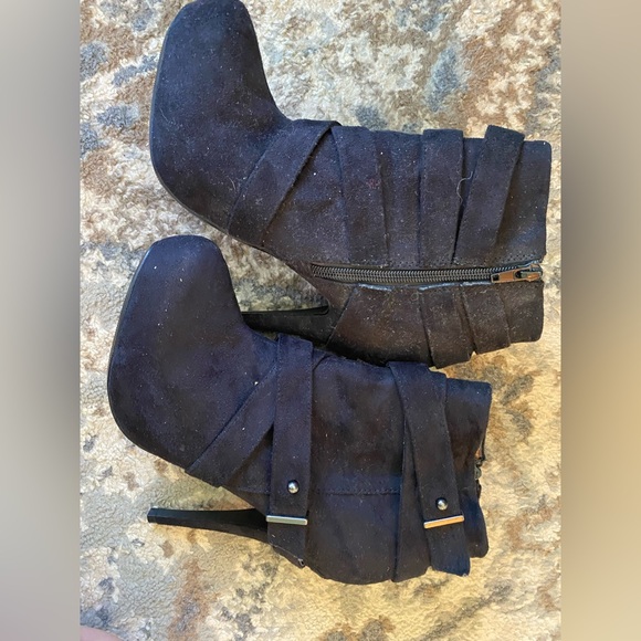 Shi by JOURNEYS Black Ankle Booties - Picture 2 of 4